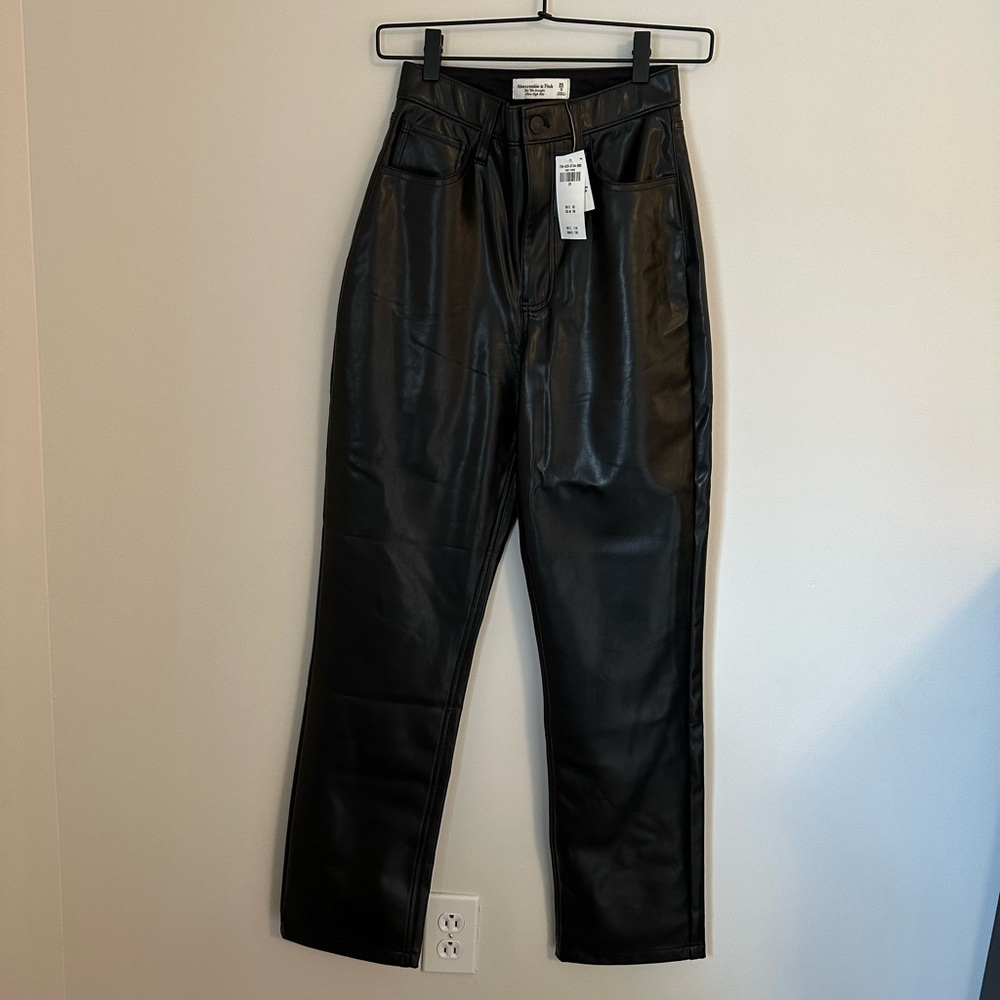 Abercrombie & Fitch 90’s Straight Ultra High Rise Vegan Leather Black